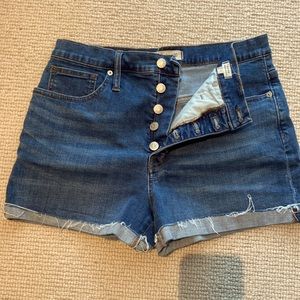 amazing exposed button jean short!